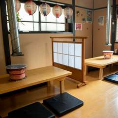 落ち着いた半個室で、絶品ホルモン焼を心ゆくまで満喫