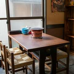 テーブル席の半個室。友人とのちょっとした集まりに