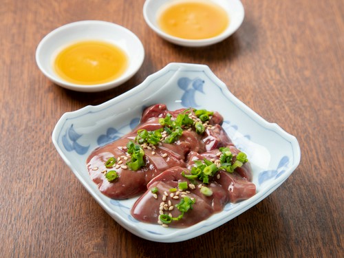 希少部位を贅沢に刺身で味わえる『鶏白レバー刺し』