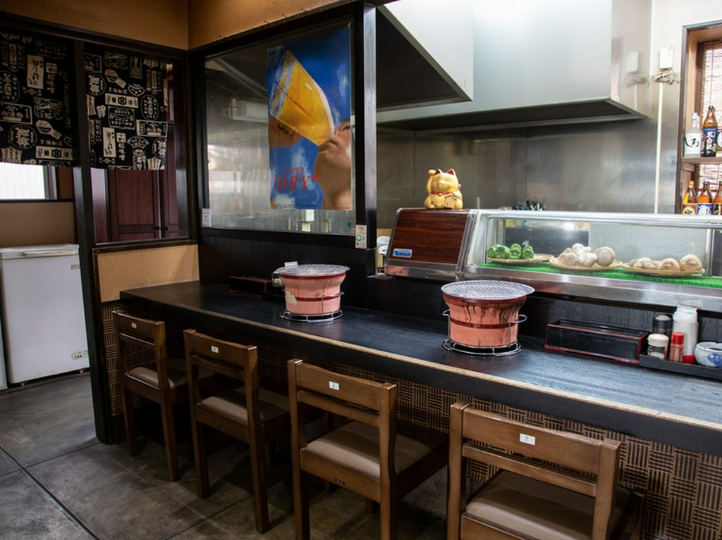 一人ホルモン焼を満喫！　カウンター席で寛ぎのひとときを