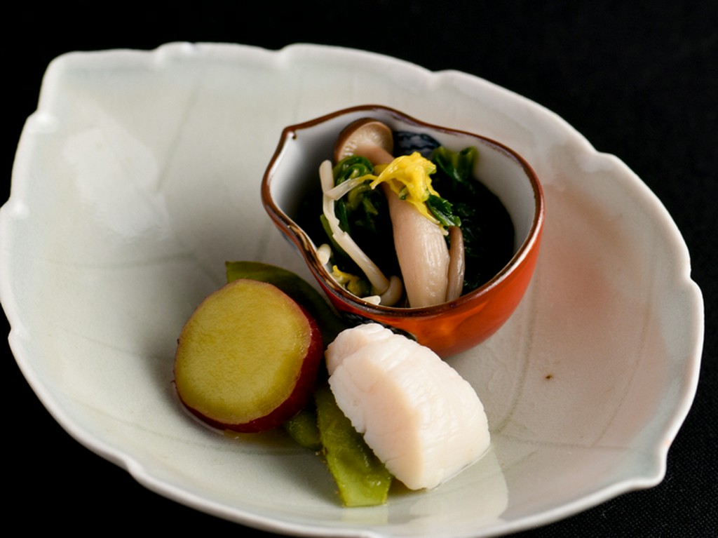 季節の味覚にきれいに寄り添う日本酒、和食に合うワインが充実