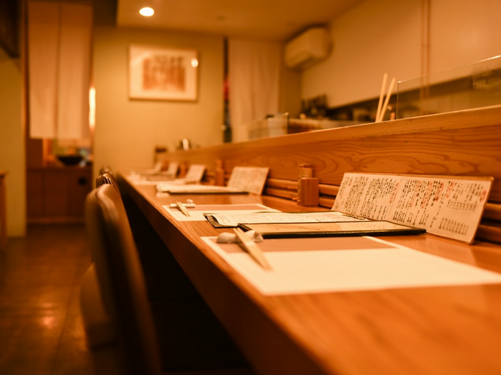 一人飲みが似合うカウンター席で、絶品おでんと旬菜に憩える