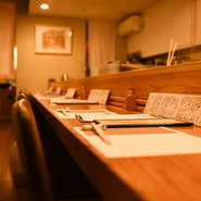 大阪の老舗料理店の技で仕上げる『おでん』は、一人飲みの格好のアテ。おでん・季節料理ともに単品で注文できる品が多く、自分のペースで静かにしっとり憩えます。鰹節・昆布・野菜でひく出汁の美味しさも格別。