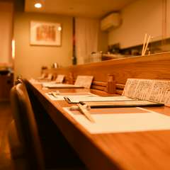 一人飲みが似合うカウンター席で、絶品おでんと旬菜に憩える