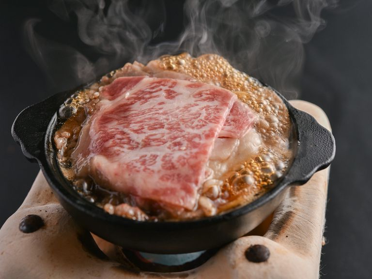 熊本産A5ランク黒毛和牛「和王」を、『小さなすき焼き』で披露