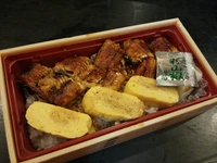 季節限定で関東風に１度蒸してあっさりめのタレで焼いたうなぎとふわふわのだし巻きがのったうなぎたまご弁当です。うなぎ半分で2300円、うなぎ一本で3900円です。3日前までの予約で4つよりお作りいたします。