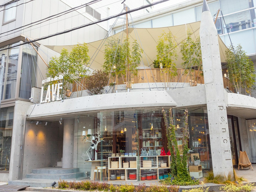 北欧をテーマに統一されたビルに入る飲食店