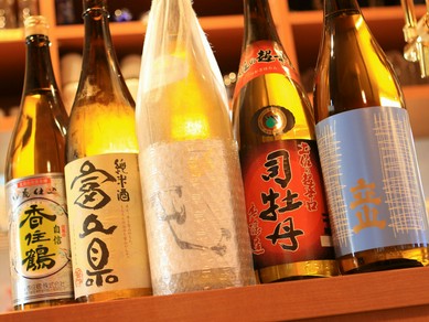 富山の地酒をはじめとした、全国各地の美酒に酔いしれる