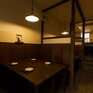 テーブル席は、間に高めの仕切りがあり、半個室感覚でゆったりと過ごせます。店主が丹精込めた手づくりの料理と和やかな雰囲気は、接待などのおもてなしの席にもおすすめ。