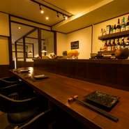 ダークブラウンを基調とした店内は、とても落ち着いた雰囲気。本格的な和食を肩肘張らず、気軽に楽しめ、ムードを大切にしたい大人のデートにぴったりです。