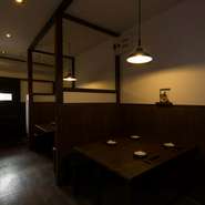 カウンター6席、テーブル8席、合わせて14席のアットホームなフロアは、10名以上で貸切OK。最大14名～16名ぐらいまでの集まりに使え、歓送迎会や各種宴会におすすめです。