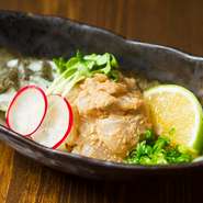 できるだけ天然のヒラメにこだわって厳選。その肝を自家製ポン酢で溶いて和えた逸品です。お好みで「かぼす」をかければ、さっぱりとした味わいに。日本酒とも相性抜群です。