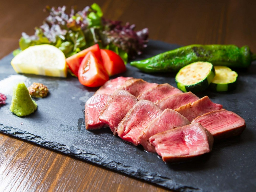 噛めば噛むほど美味しさ溢れる『厚切り牛タンステーキ』