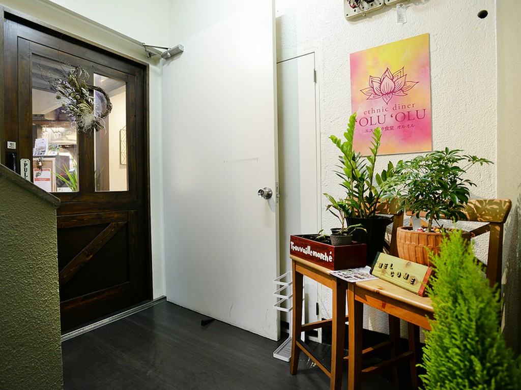 「警固町」バス停からすぐ。2階にあるエスニック食堂