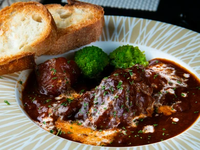 お肉の柔らかさと深みの増したソースの美味しさは、手間暇かければこその『ビーフシチュー！』