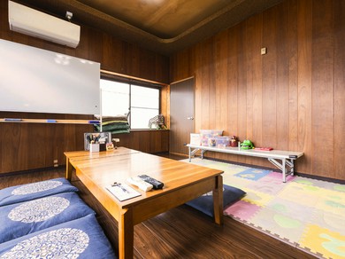 おもちゃと座卓が置かれた完全個室の「子ども部屋」