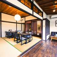 年代を問わず、のんびりとくつろげる和と洋をミックスした店内。和の趣きがありつつモダンな畳敷きの和室と、ノスタルジックな雰囲気の洋間があり、好みの空間でゆったりと過ごせます。