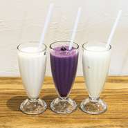 リンゴ酢やブルーベリー酢を使い、凍らせたフルーツと豆乳を加えてさっぱりと仕上げたスムージー。氷とバニラアイスを砕いてつくった、スムージーの様なシャリシャリ感を再現した長崎風のミルクセーキも人気です。