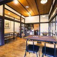「年配の方と若い方が交われる店」をコンセプトに、古民家を1棟丸ごと改修。レトロな雰囲気はそのまま残し、モダンで落ち着きのある、広々とした空間となっています。