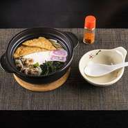 和風の出汁にシンプルな具がたっぷり乗った優しい味わい。ホッとする懐かしい味で、若い方から年配の方まで、幅広い年代に支持されています。土鍋で最後までアツアツなのも嬉しい。