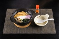 和風の出汁にシンプルな具がたっぷり乗った優しい味わい。ホッとする懐かしい味で、若い方から年配の方まで、幅広い年代に支持されています。土鍋で最後までアツアツなのも嬉しい。