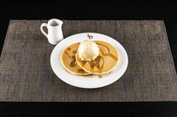 特製の卵液を中まで染み込ませてあり、中はふわふわ、外側はカリッ！　フレンチトーストそのものは甘さ控え目で、チョコソースとストロベリーソースを好みでつけていただきます。
