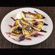 特製の卵液を中まで染み込ませてあり、中はふわふわ、外側はカリッ！　フレンチトーストそのものは甘さ控え目で、チョコソースとストロベリーソースを好みでつけていただきます。