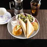 具材をまんべんなく入れてあり、どこから食べても具材に当たるようになっているのが嬉しい。ハム、ツナ、明太子、タマゴ、ピザの5種類の具から2つ選べ、毎日食べても食べ飽きません。