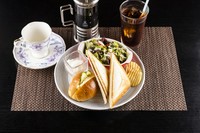 具材をまんべんなく入れてあり、どこから食べても具材に当たるようになっているのが嬉しい。ハム、ツナ、明太子、タマゴ、ピザの5種類の具から2つ選べ、毎日食べても食べ飽きません。