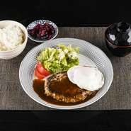 美土里１番人気！！２００ｇにおハンバーグに半熟たまごを添えてボリューム満点の１品！お米は自社栽培した福岡県産ひのひかりを使用しています