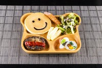 サラダ、ウインナー、ポテト、ハンバーグ、パンケーキ、ゼリーと栄養満点！！
パンケーキはごはんに変更可能です！