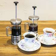 プレス式が採用されており、香り高く、深みのある味。自分でプレスするので、参加型の楽しみもあります。コロンビア豆が使われており、苦みと酸味の両立する飲みやすいコーヒー。スイーツに合う深目の焙煎です。