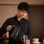 「若い人からおじいちゃんおばあちゃんまで、幅広い年齢層の方にくつろいでほしい」という料理長の宮崎氏。老若男女、世代が違っても気兼ねなく交流できる空間づくりがなされています。