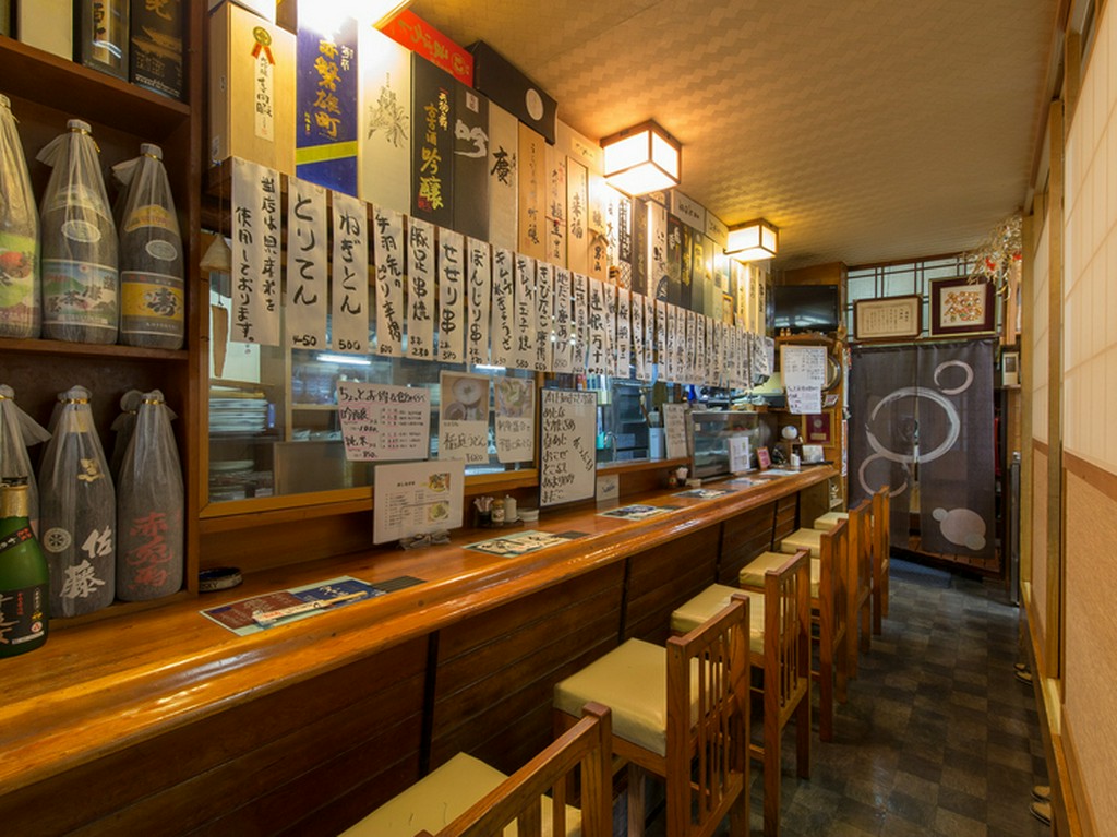 カウンター席なら店主と会話をしながら、お酒と料理を楽しめる