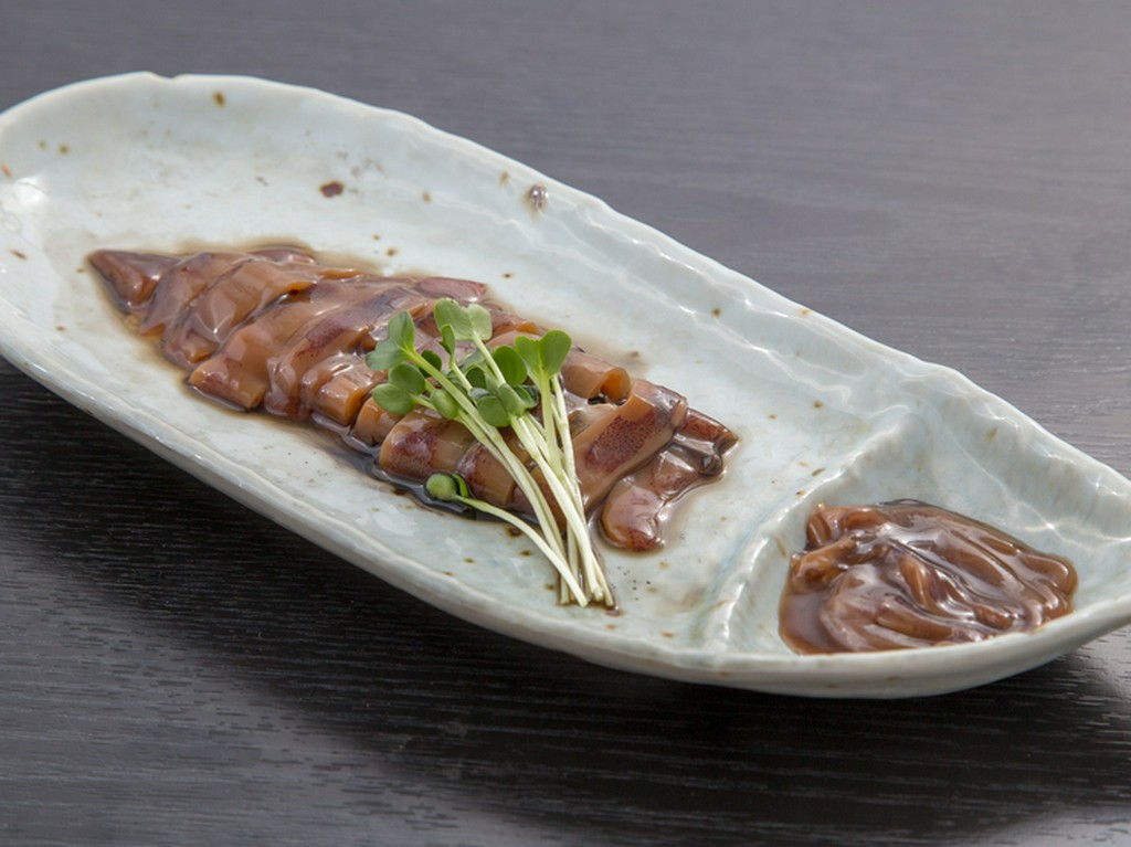 天草の天然赤いかを厳選し、漁場で店主自ら沖漬けに。いかの旨味に感嘆必至の『赤いかの沖漬け』