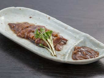 天草の天然赤いかを厳選し、漁場で店主自ら沖漬けに。いかの旨味に感嘆必至の『赤いかの沖漬け』