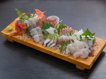 一度で色々な魚を味わえて、ボリュームもたっぷり。地魚の美味しさを堪能できる『天然刺身盛り合わせ』