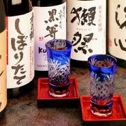 常時15種類ほど揃えている日本酒。季節ごとに全国各地の地酒を仕入れています。京都を中心とした四季折々の旬の酒を楽しみながら、寿司や一品料理を堪能。新酒、にごり酒、原酒、生酒など、多彩な美酒が集まります。