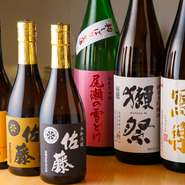 リーズナブルな料金が嬉しい、厳選仕入れのプレミアム焼酎や日本酒は店主こだわりの品揃えです。希少銘柄の焼酎や日本酒の入荷を楽しみに訪れるのも粋な楽しみ、お気に入りの一杯に出合えます。