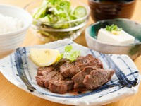 しっかりとした厚みと柔らかな食感、ジューシーな肉の旨みが口いっぱいに広がる『牛タン塩焼き定食』