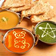左から、たまねぎ、カシューナッツなどを隠し味に使う『チキンカレー』、トマトがベースの『バターチキンカレー』、国産ほうれん草をペーストにしてつくる『ほうれん草カレー』。いずれも辛さの調節が可能です。