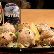 鶏もも肉を炭火を使ったタンドールでじっくり焼き上げる『マライテッカ』。カシューナッツ、塩、スパイスなどでシンプルに味つけした一品は、鶏肉の旨みと炭火の香ばしさが生きています。