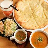 当店ではお得なランチも用意しています。最もリーズナブルな『Aランチ』は、チキンカレーまたはキーマカレーを選ぶことができ、ライスまたはナン、烏龍茶が付きます。お昼どきにも、お待ちしています！