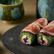 『季節の生春巻き』は、無花果や穴子、そら豆など、その時々の旬の日本食材を繊細にアレンジした見た目にも美しい一皿です。およそ2か月ごとに内容が変わり、訪れるたびに新たな味わいが楽しめます。