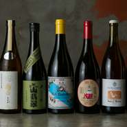 優しいテイストの料理に合う世界各国のワイン、注目の日本酒、焼酎など多彩なお酒を揃え、料理とお酒がお互いの魅力を高め合うペアリングを。コースメニューに合うお酒を楽しめる『ドリンクペアリング』がおすすめ。