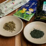 “食べても美味しい茶葉”を探して見つけた、福岡県八女市産の素晴らしい茶葉。香りの良さはもとより、旨みが強く、乳酸発酵によって酸味が生まれ、さらに美味に。季節に応じて煎茶や焙じ茶を使い分けるこだわり。