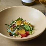 料理に使用する野菜は、可能な限り無農薬・オーガニックの在来種や固定種から厳選。さらに、茨城県の「シモタファーム」から直送される香り高いハーブが、料理に奥行きと風味を添えます。