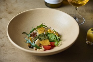 真摯に選び抜いた野菜とハーブが、料理の魅力を底上げする