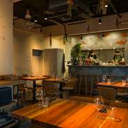 世界の食の潮流を見据えて生まれた最先端の美味を、絶妙なペアリングとともに楽しめるお店。オリジナリティ溢れるコースは、二人で新しい体験ができるのも◎。おしゃれカジュアルな空間で、会話がはずむひとときを。