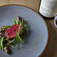 フランス料理の技を活かし、日本の旬を巧みに織り込んだベトナム料理が味わえる一軒。丁寧に仕立てられた料理には、奥行きある味わいと美意識が宿ります。食の新たな魅力と出合える場所です。